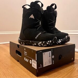 Like new Grom Burton Boa snowboard boots size 13C